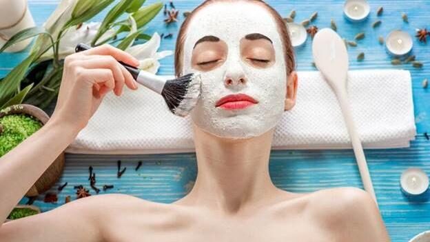 đắp mặt nạ dưỡng trắng da tại nhà