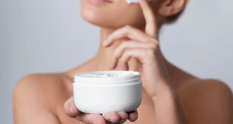kem dưỡng ẩm cho da dầu mụn giúp cân bằng độ ẩm và giảm mụn
