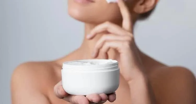 kem dưỡng ẩm cho da dầu mụn giúp cân bằng độ ẩm và giảm mụn