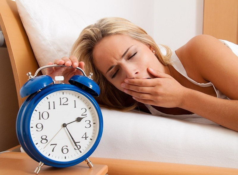 Thói quen thức khuya làm mụn ghé thăm thường xuyên