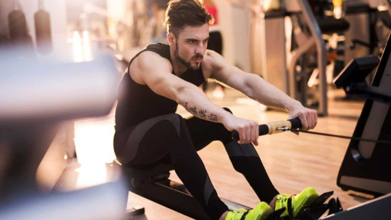 Cà phê và sữa bột giúp làm sáng và se khít lỗ chân lông hiệu quả
