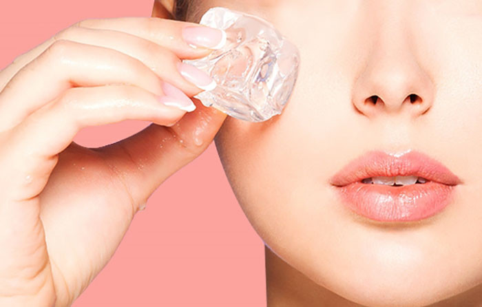 Chườm đá sau khi nặn mụn giúp giảm sưng