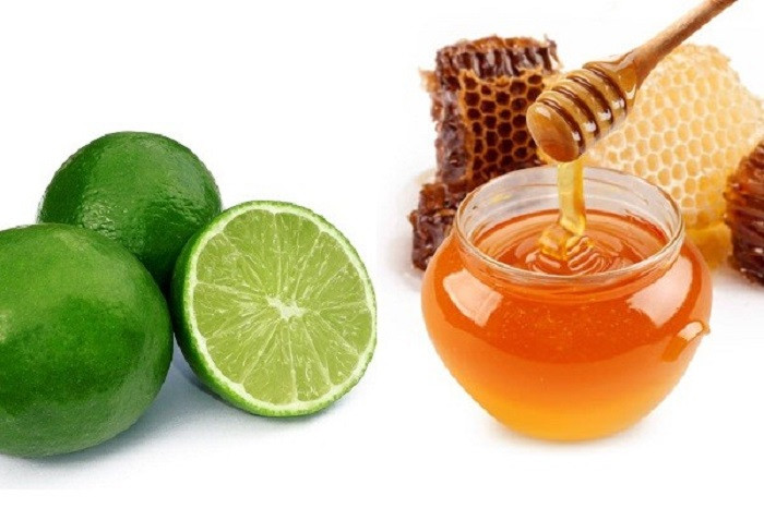 Dùng mật ong kết hợp với chanh tươi để trị mụn đậu trắng hiệu quả.