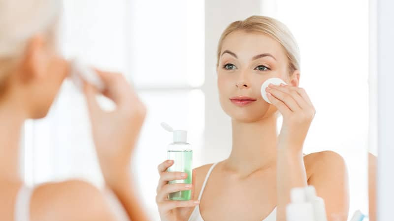 Làm sạch sâu và cân bằng da với nước hoa hồng