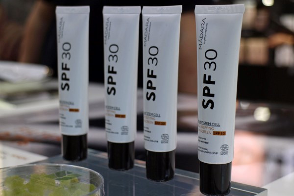 Nên dùng kem chống nắng có chỉ số SPF từ 15-50 là hợp lý cho da