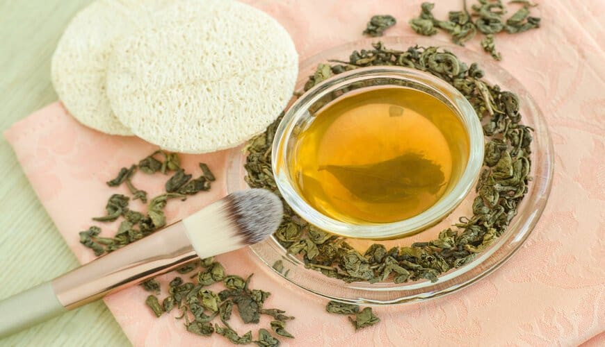 Nước hoa hồng tự làm với trà xanh