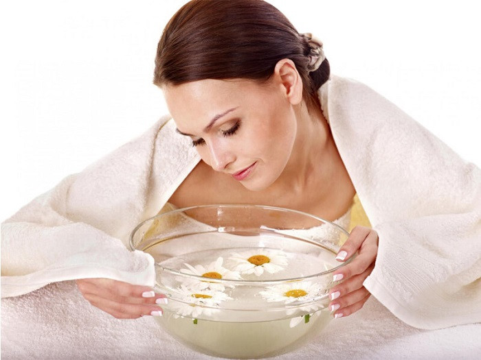 Phương pháp xông hơi trị mụn đậu trắng.