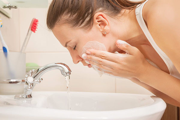 Rửa mặt sạch sẽ mỗi ngày để ngăn ngừa mụn đầu trắng