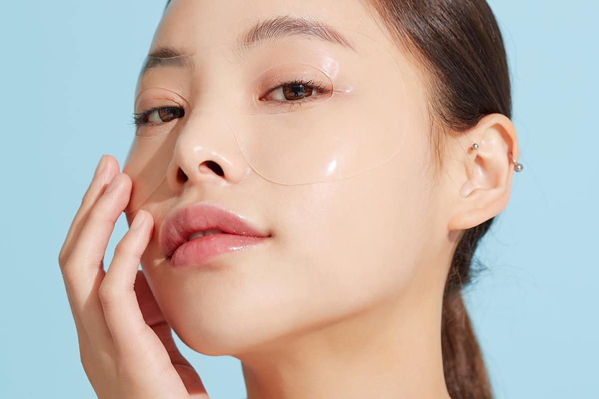 Sử dụng mặt nạ dưỡng mắt