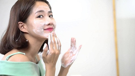 Sử dụng sữa rửa mặt để làm sạch