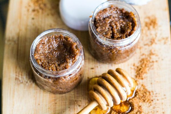Tẩy Da Chết Bằng Đường Nâu