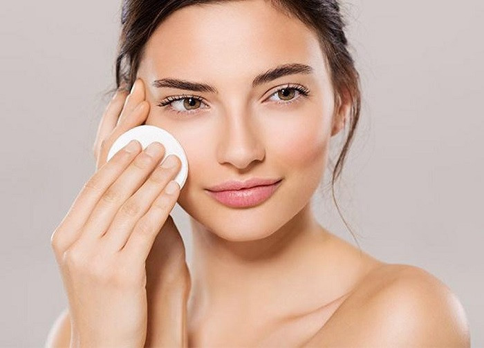 Thực hiện tẩy trang sau khi trang điểm xong