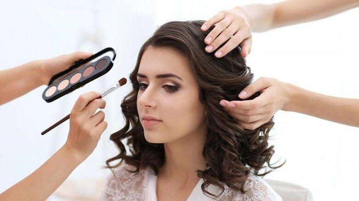 Tiến hành trang điểm theo từng bước cho da mụn