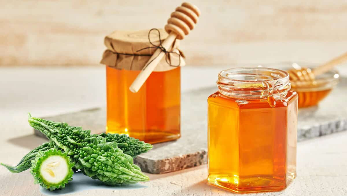 Trị mụn ẩn dưới da với mướp đắng và mật ong