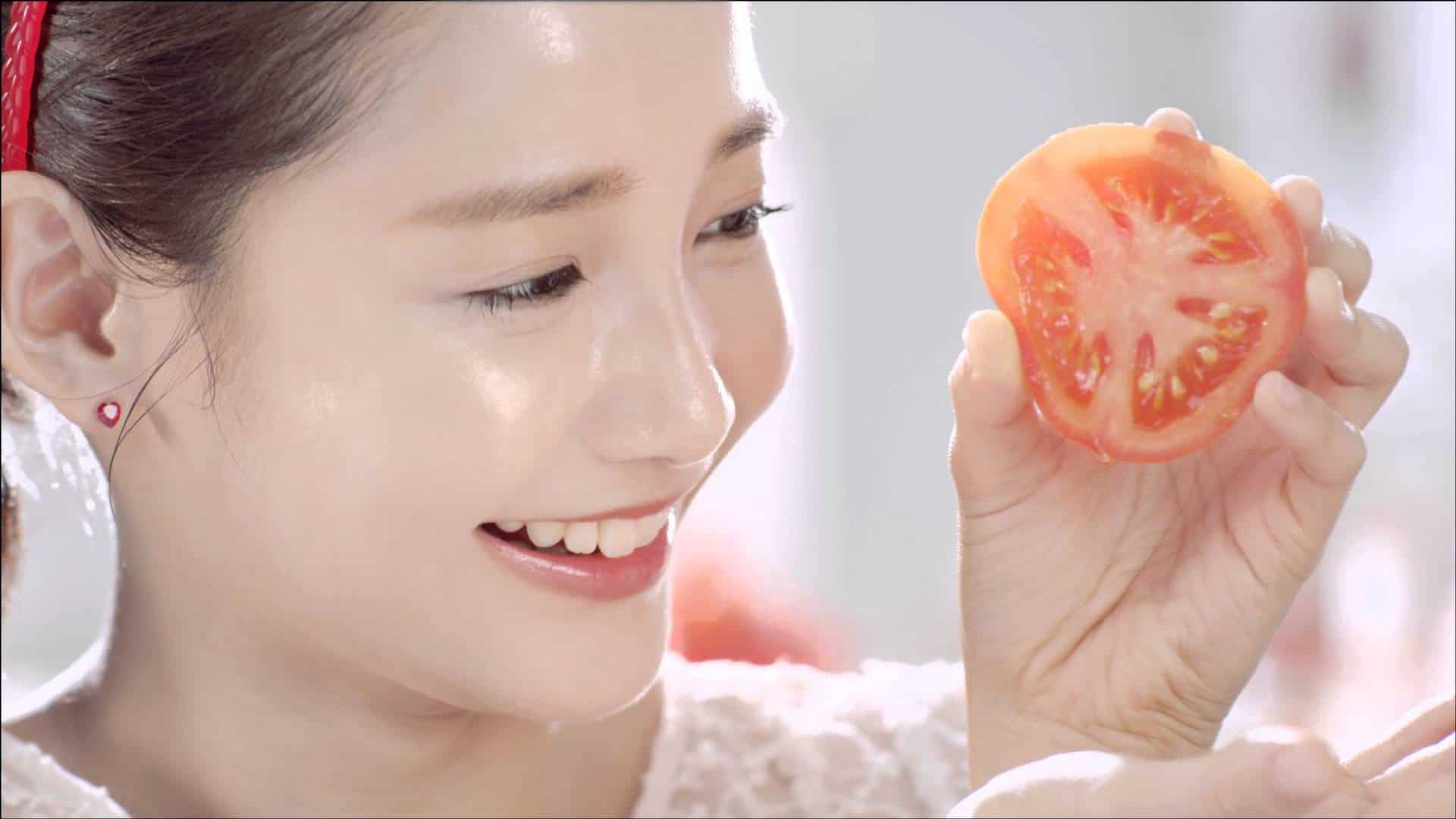 Trị mụn bằng cà chua