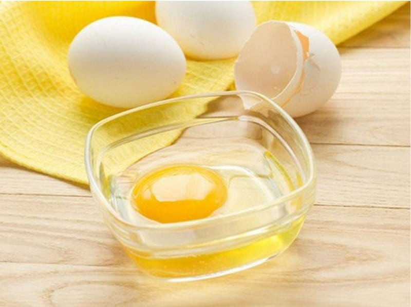 Trứng gà có nhiều vitamin A, C, E giúp nuôi dưỡng làn da hiệu quả