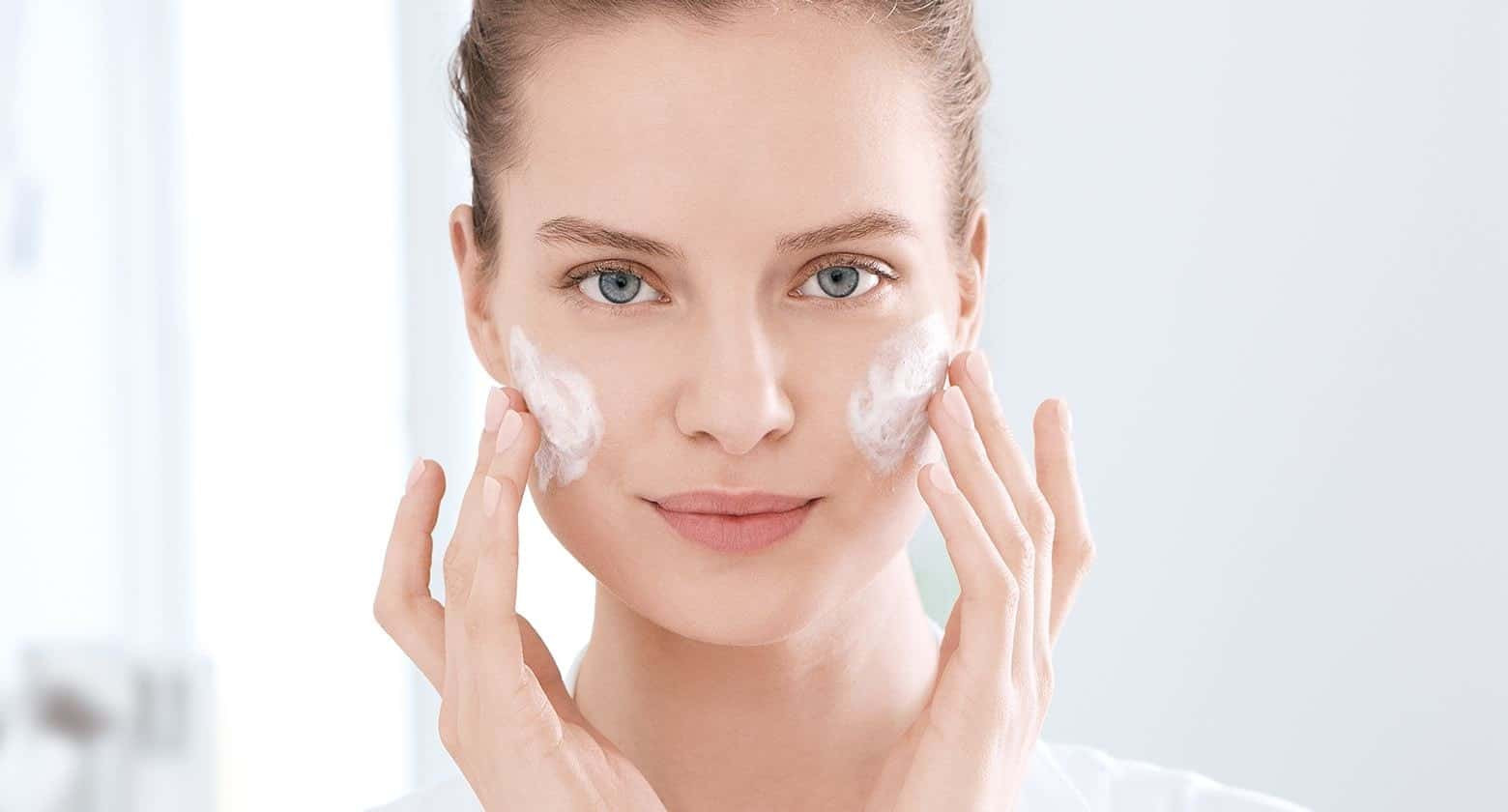 Ưu tiên chọn các loại mỹ phẩm có chiết xuất từ thiên nhiên, không chứa nhiều cồn và hương liệu để giảm nguy cơ bị dị ứng.