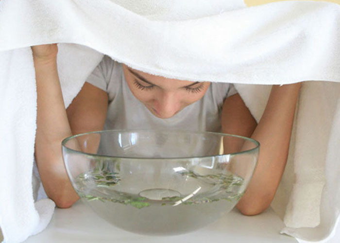 Xông mặt giúp giãn nở lỗ chân lông, dễ lấy nhân mụn
