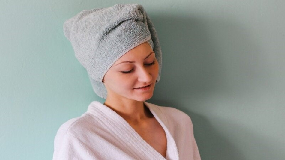 16 Cách Chăm Sóc Tóc Mùa Đông Để Không Bị Khô, Yếu Và Rụng