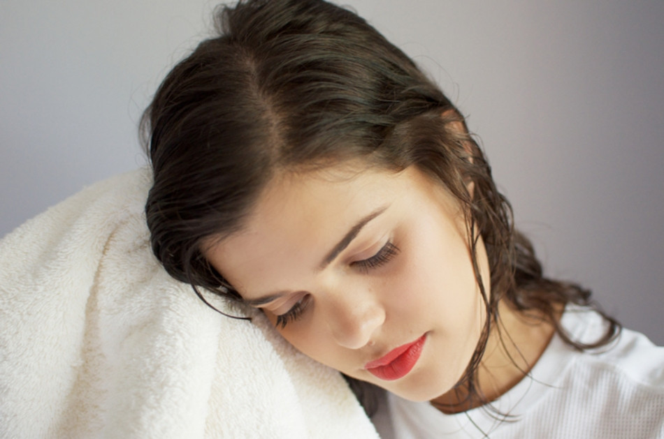 16 Cách Chăm Sóc Tóc Mùa Đông Để Không Bị Khô, Yếu Và Rụng