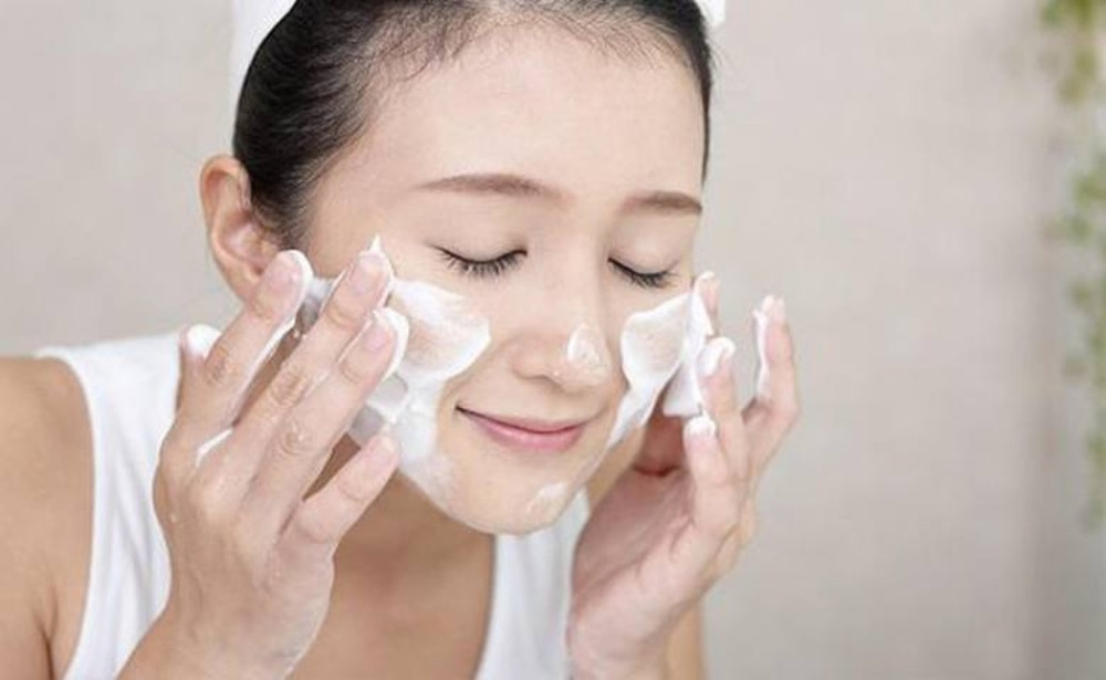 7 bước trong quy trình chăm sóc da mụn nhanh chóng và những lưu ý
