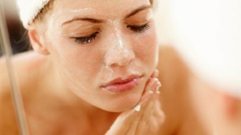 7 bước trong quy trình chăm sóc da mụn nhanh chóng và những lưu ý