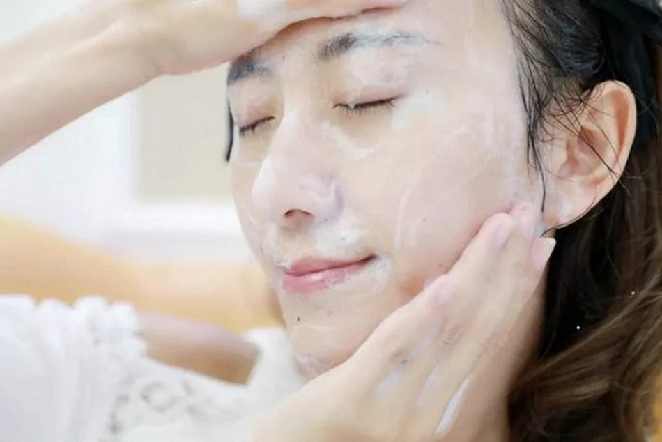 Hỏi đáp: Dùng kem chống nắng trước hay sau trang điểm thì tốt?