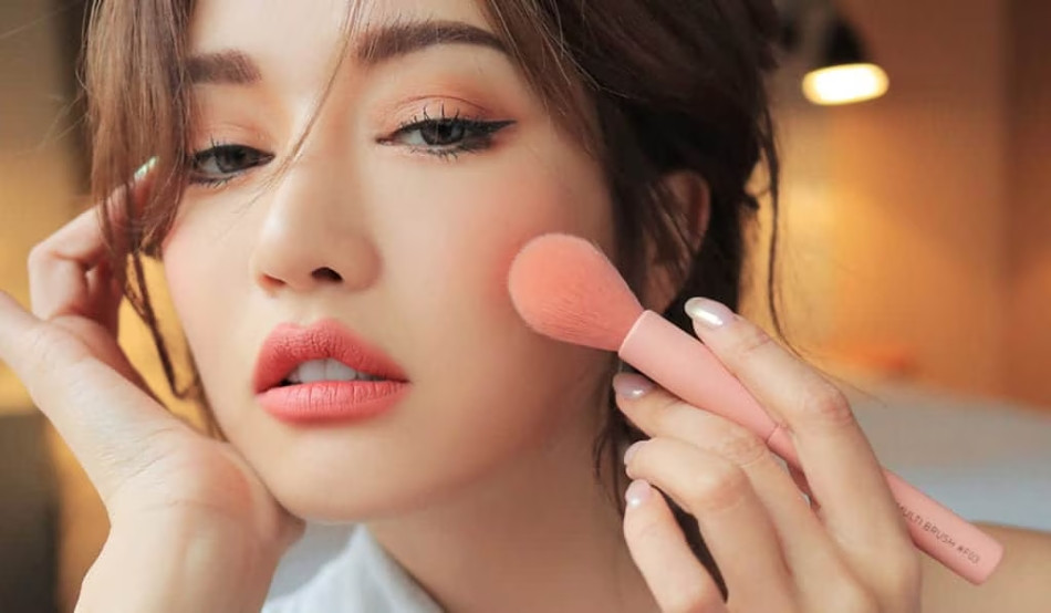 Hỏi đáp: Dùng kem chống nắng trước hay sau trang điểm thì tốt?