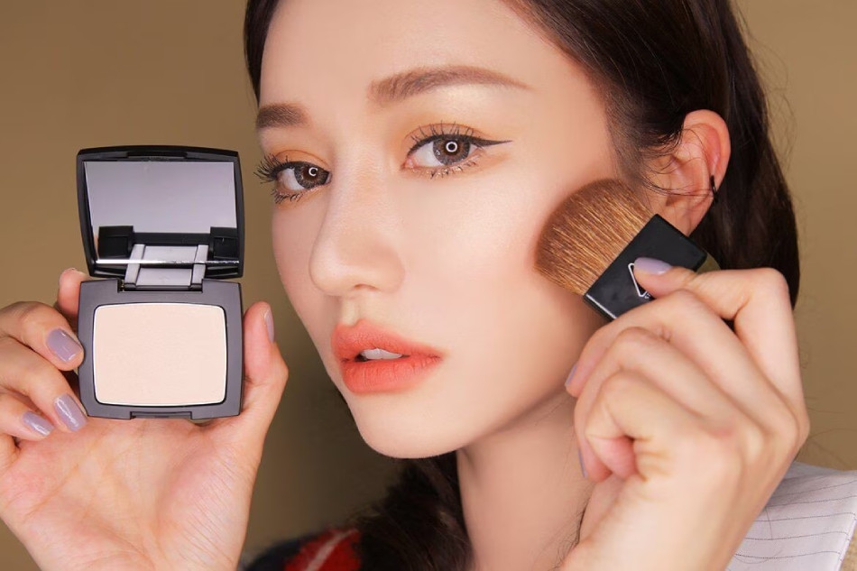 Hỏi đáp: Dùng kem chống nắng trước hay sau trang điểm thì tốt?