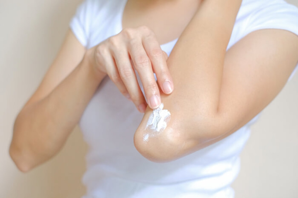 Hướng dẫn 12 cách làm trắng đầu gối, khuỷu tay nhanh chóng, dễ thực hiện