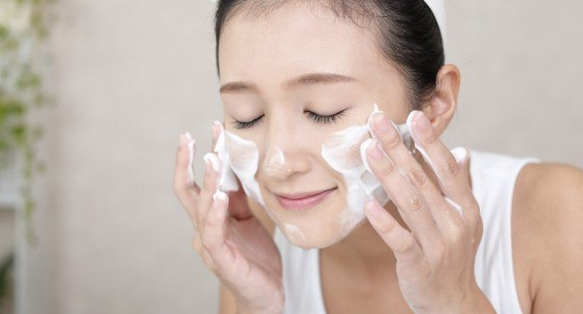 Hướng dẫn sử dụng sữa rửa mặt đúng cách cho nam và nữ
