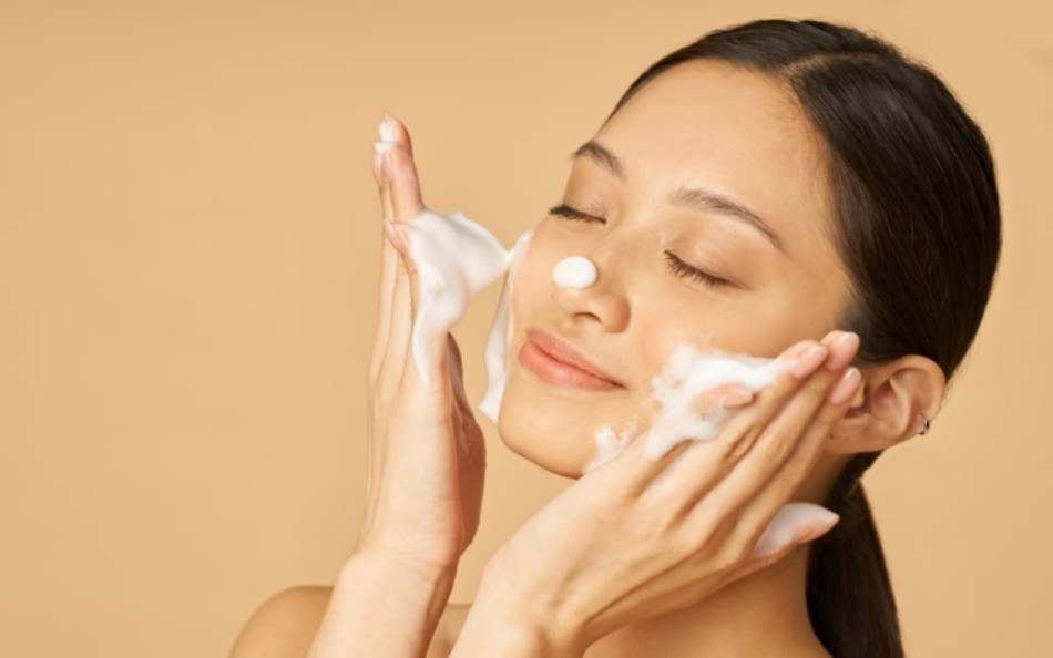 Mặt Bị Mụn Có Nên Dùng Sữa Rửa Mặt Không?