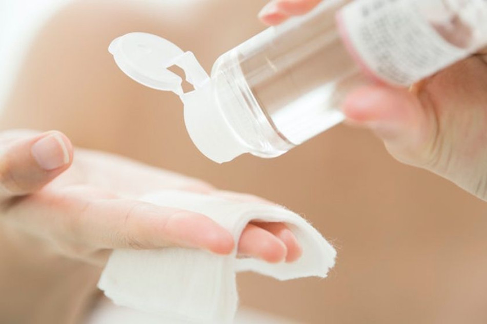 Phân Biệt Xịt Khoáng và Nước Hoa Hồng: Bạn Nên Chọn Sản Phẩm Nào?
