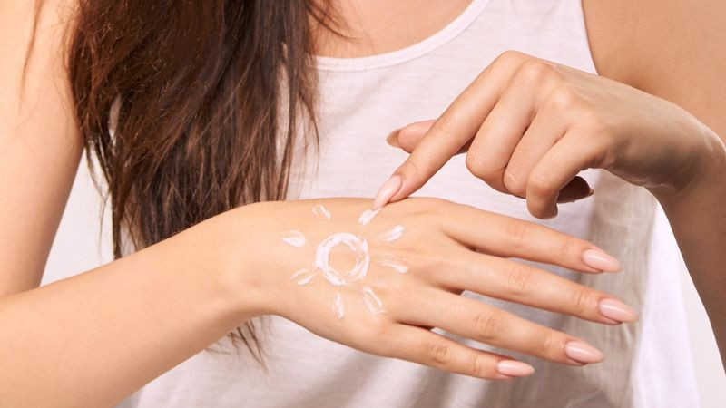 Tại sao kem chống nắng lại bị vón cục và cách khắc phục hiệu quả