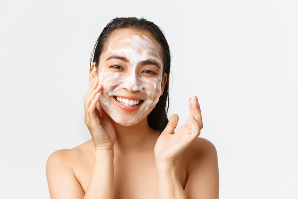 Tìm hiểu sự thật chỉ rửa mặt bằng nước có sạch không?