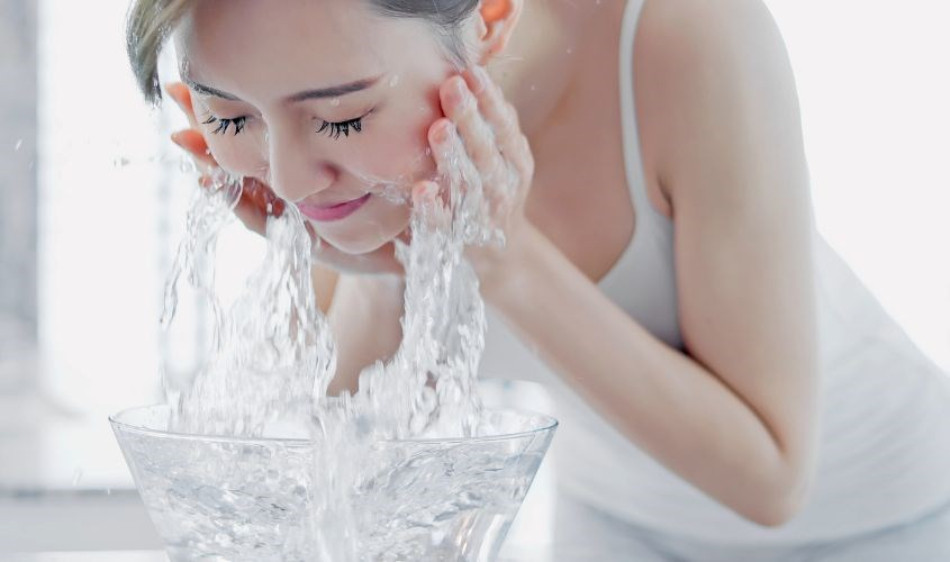 Tìm hiểu sự thật chỉ rửa mặt bằng nước có sạch không?