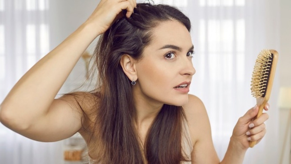 Trị rụng tóc với 14 mẹo chăm sóc tóc gãy rụng hiệu quả tại nhà