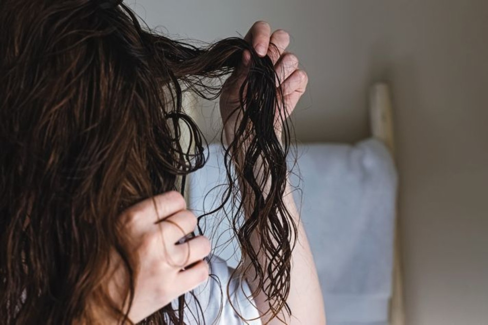 Uốn tóc có bị xơ không? Giải đáp và 12 cách dưỡng tóc uốn hạn chế hư tổn