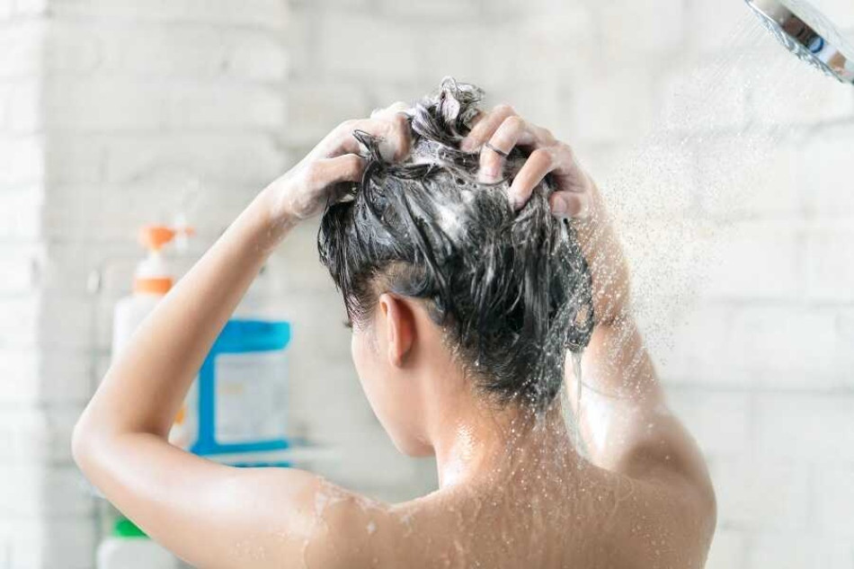 Uốn tóc có bị xơ không? Giải đáp và 12 cách dưỡng tóc uốn hạn chế hư tổn