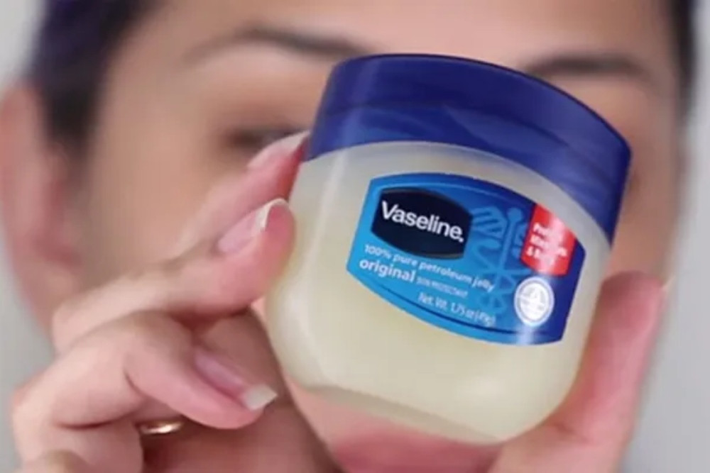 Vaseline Có Dưỡng Da Mặt Được Không? Những Điều Bạn Cần Biết